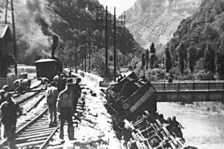 railtarget.cz/osobni-doprava/brutalni-koncert-v-sssr-do-nejvetsi-sabotaze-historie-zapojili-i-deti-hitlerovi-vojaci-na-fronte-hladoveli-12229.html